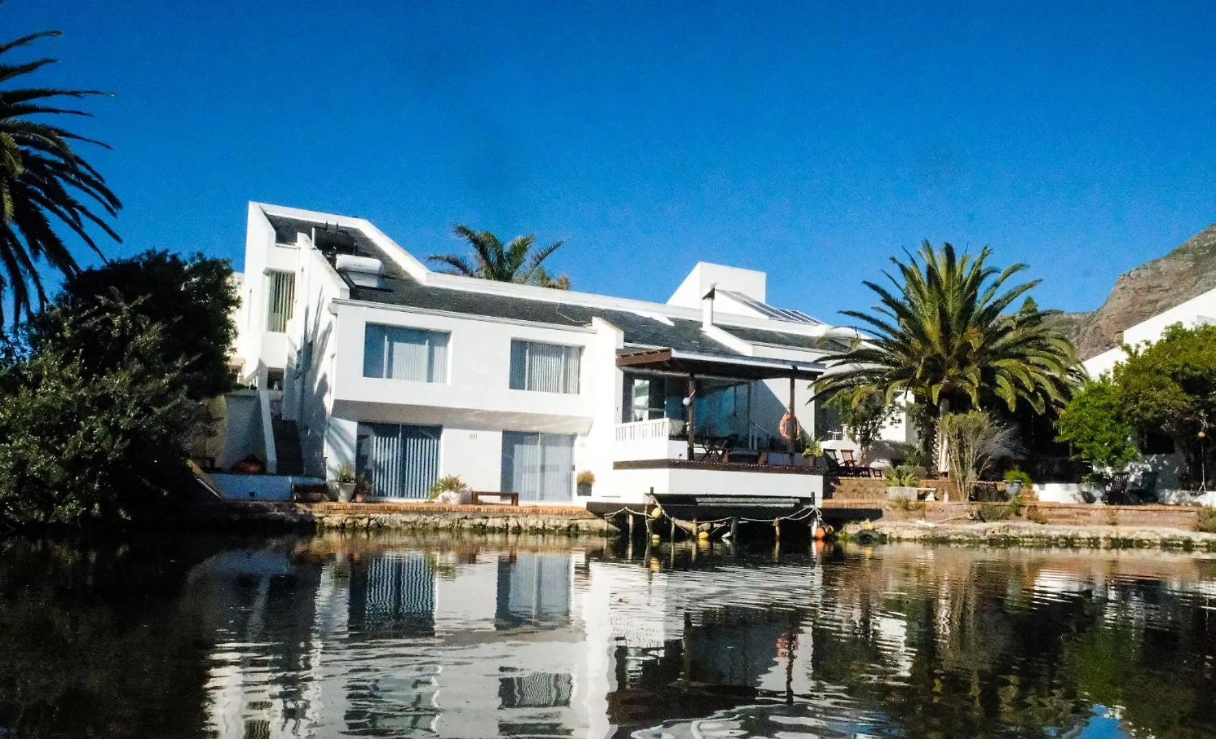 Admiralty Bed & Breakfast Bed & Breakfast Muizenberg