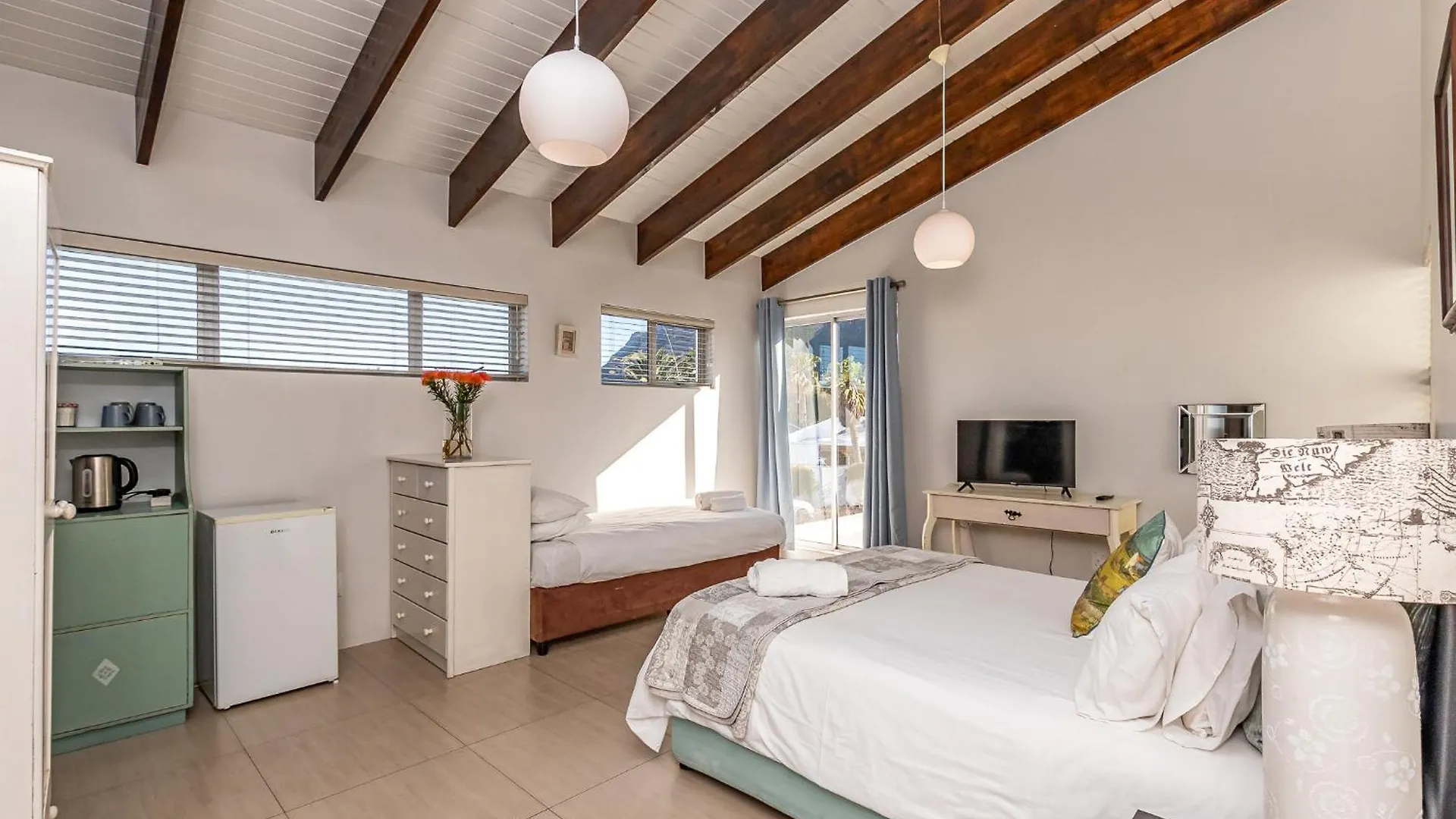 Admiralty Bed & Breakfast Bed & Breakfast Muizenberg