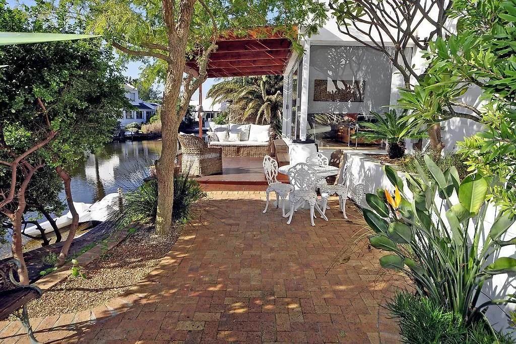 Admiralty Bed & Breakfast Bed & Breakfast Muizenberg